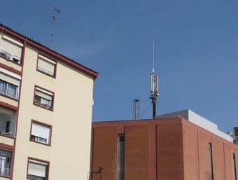 Una imatge d'ahir de l'antena de telefonia mòbil situada al Camí del Mig de Mataró./  Foto:LL.M