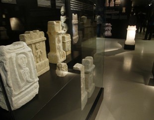 La mostra inclou un centenar de peces, la majoria altars votius Foto: JUDIT FERNÀNDEZ.